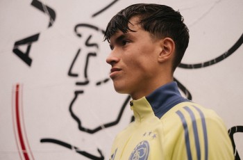Pemain Keturunan Indonesia Debut Bersama Ajax, Legenda Belanda Ini Dongkol